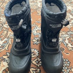 North face boy’s boots with liner. Size 6