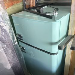 Insignia - 3.1 Cubic ft Retro Mini Fridge with top freezer