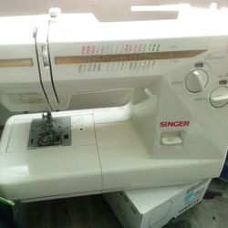 Singer Sewing Machine 