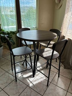 Round dinning table with 4 chairs
