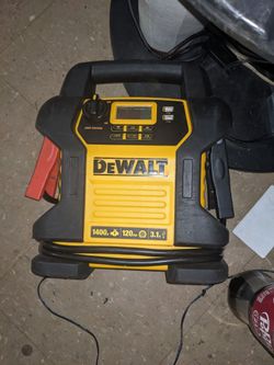 DEWALT DXAEJ14 Digital Portable Power Station Jump Starter.