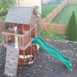 Playground set cedar, Bartlett Illinois