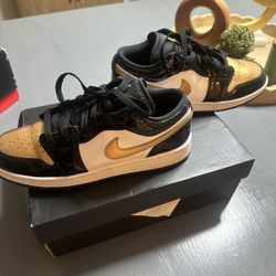 Air Jordan 1 Low SE Gold Toe GS Size 6.5Y