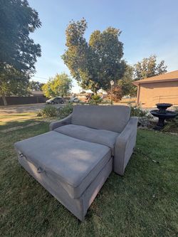 beautiful couch, pullout bed 200$$free delivery