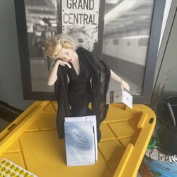 Marilyn Monroe (Porcelain Portrait Doll)