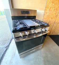 GE Stainless Steel Gas Range with Griddle