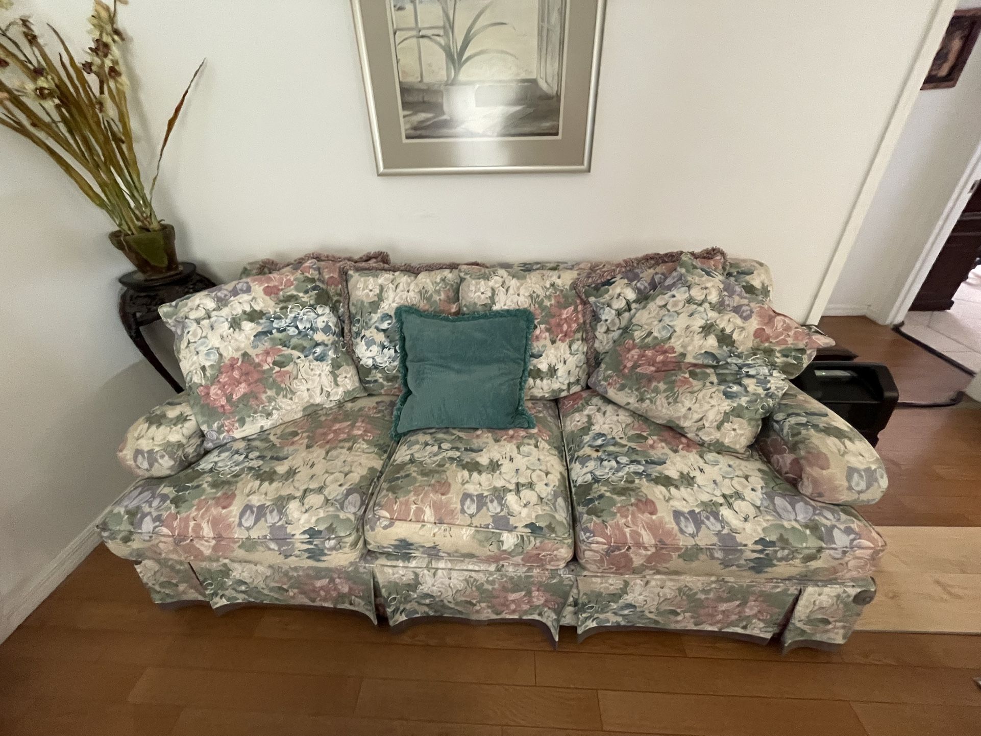 Floral Couch β Comfy and Clean