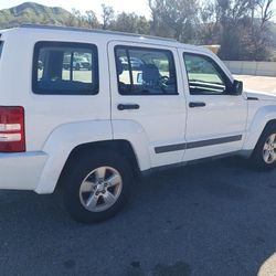 2011 JEEP LIBERY 4X4 SUV