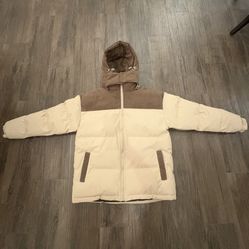 Cream and brown puffer jacket with removable hood and pockets. Size L #puffer #winterwear