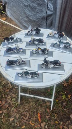 10 Harley Davidson die cast models made by Maisto