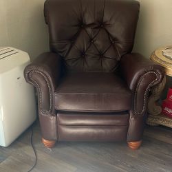 Recliner in very good condition. It’s leather round.
