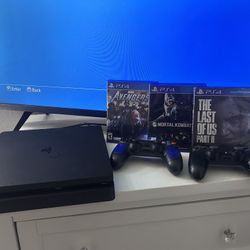 PS4 Slim + 2 Controllers + 3 PS4 Games