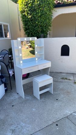 Make up dresser gorgeous style white color comes with seating bench  two drawers lights around the mirror  everything works very good clean great cond