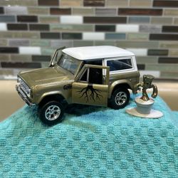 NEW Jadas Toys Marvel Guardians of the Galaxy 1:32 scale 1973 Ford Bronco die-cast car with a Groot figurine. 4” x 2”