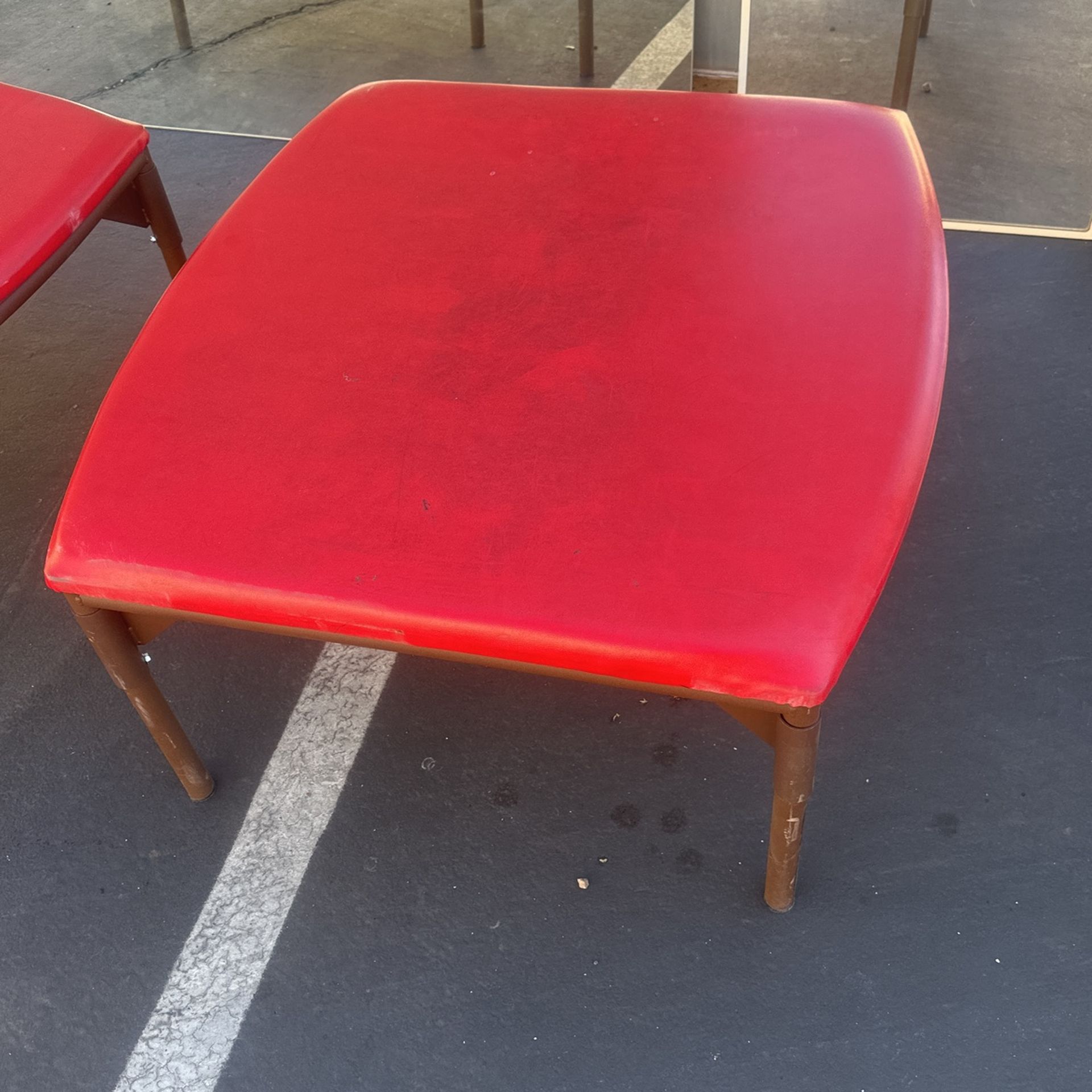 Table/ Chair. Theirs 5 Of Them