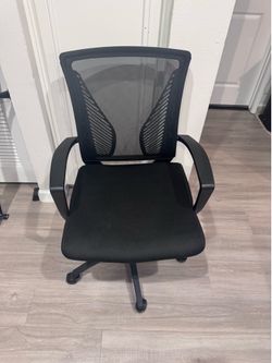 Black Mesh Office Desk Chair with Armrests & Wheels