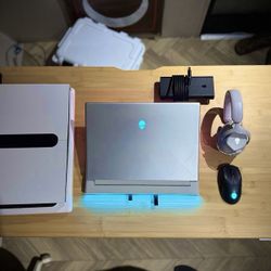 Alienware x16 R1 Lunar RTX 4080, 32gb, 1tb ssd, 32gb Memory, Pro Headset, Mouse