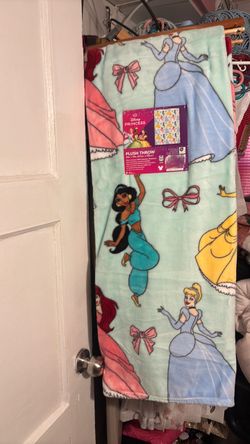 Disney princess plush throw blanket 50in x 70in