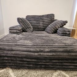 Woolly Chaise w/cup holder & USB