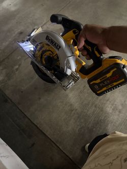 DEWALT FlexVolt Cordless Circular Saw with Battery