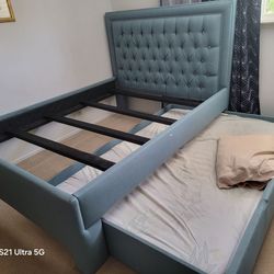Queen size bed frame good condition 180$