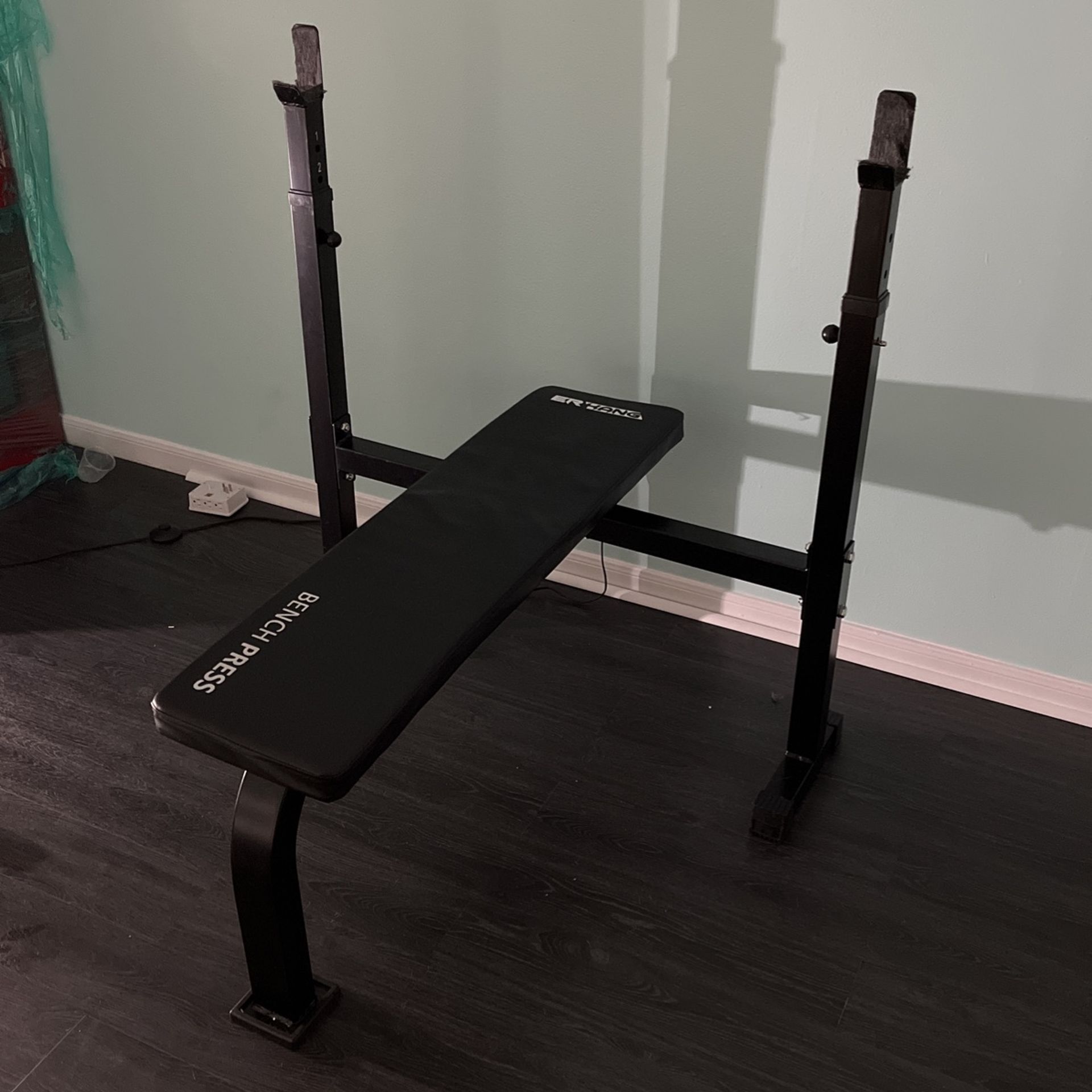 Adjustable Bench press : Does not come with barbell