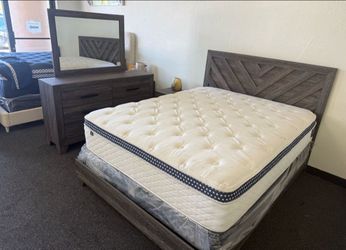 4 Piece Queen Size Bedroom Set