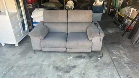 Un sillón eléctrico para dos personas se levantan los pies en muy buenas condiciones. Pueden venir a verlo sin compromiso.
