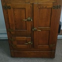 Beautiful Oak Ice  Box