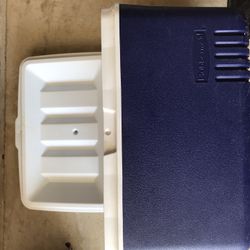 Rubbermaid  32 Qt Ice Chest