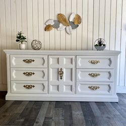Beautiful wooden vintage dresser, working well, good condition, in antique white color, disstress paint, original handle, lot space, pink up location 