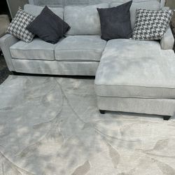 ‼️FREE LOCAL DELIVERY‼️- yyCream sectional with reversible storage chaise(Rug not included)