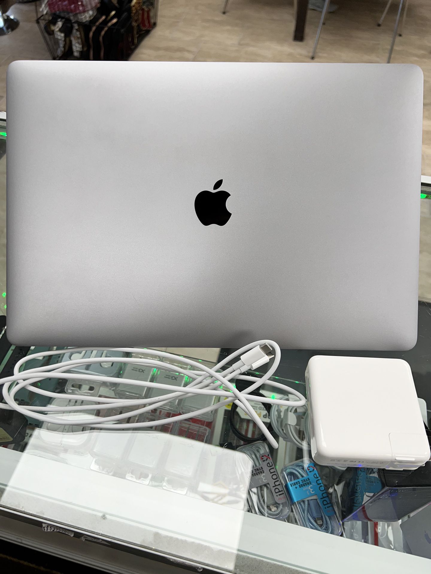 MacBook Pro 15” 2018 Intel 6 Core i7/256gb SDD/16gb Ram/intel UHD graphics