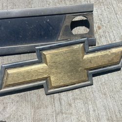 85-87 C10 Center Grill Trim