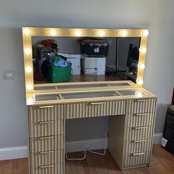 Vanity desk with a mirror