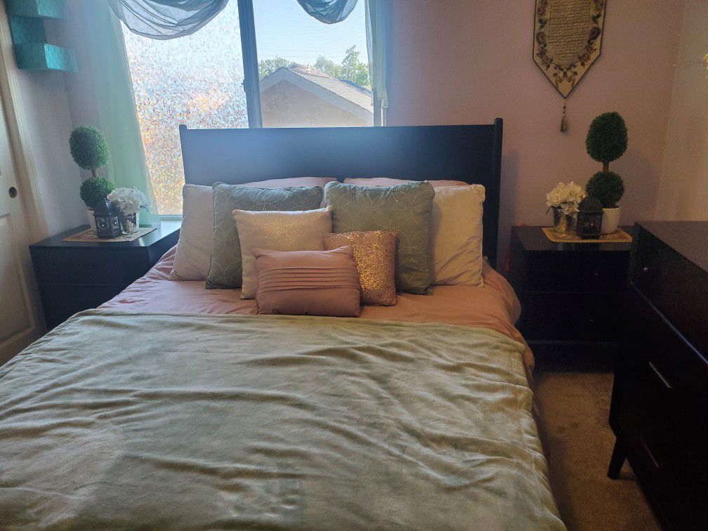 Complete Qeen-sized Bedroom Set