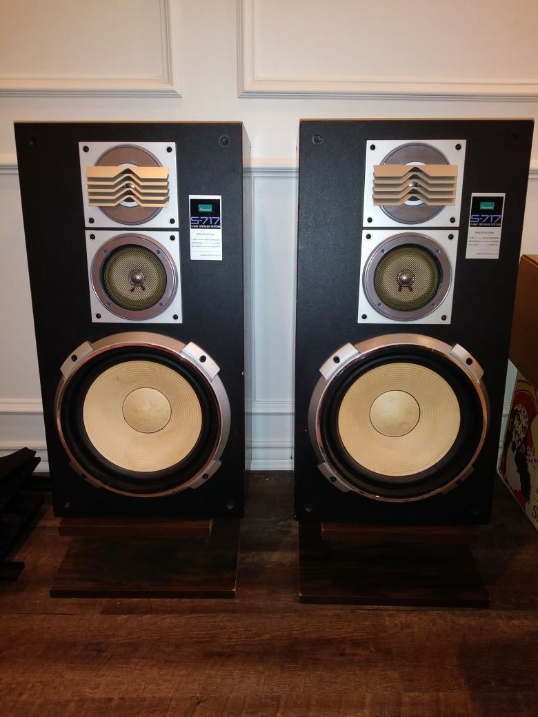Sansui Speakers and Stands (Rare!) S-717