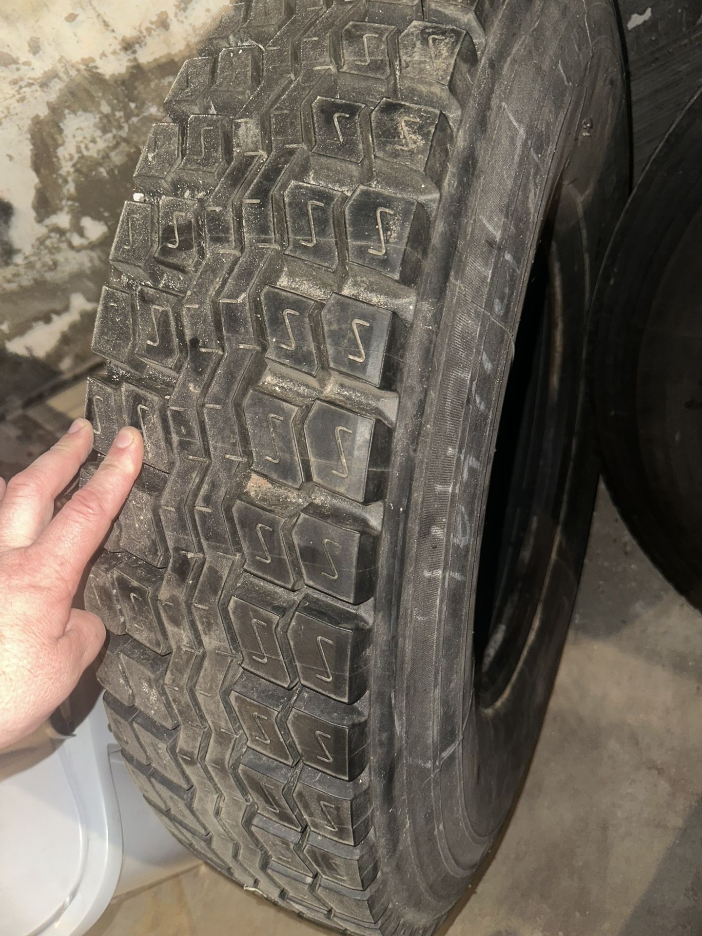 11R 22.5 Tire Recap 120$OBO