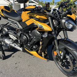 Triumph Street Triple RS — 228 Miles • Like New • Flagship Naked Sport