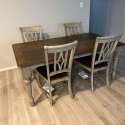 Dining Table With A Leaf To Extend And 4 Chairs. 