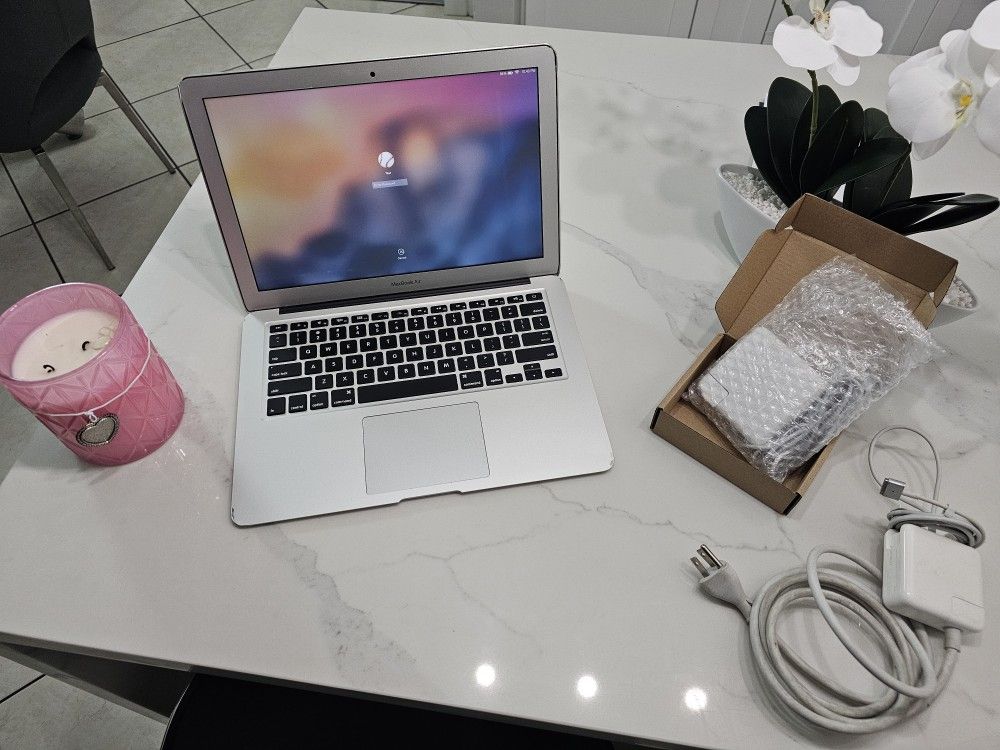 FREE DELIVERY // GOOD CONDITION // Mac Book Air 2015 13 Inch