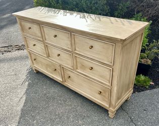Dresser DELIVERY AVAILABLE