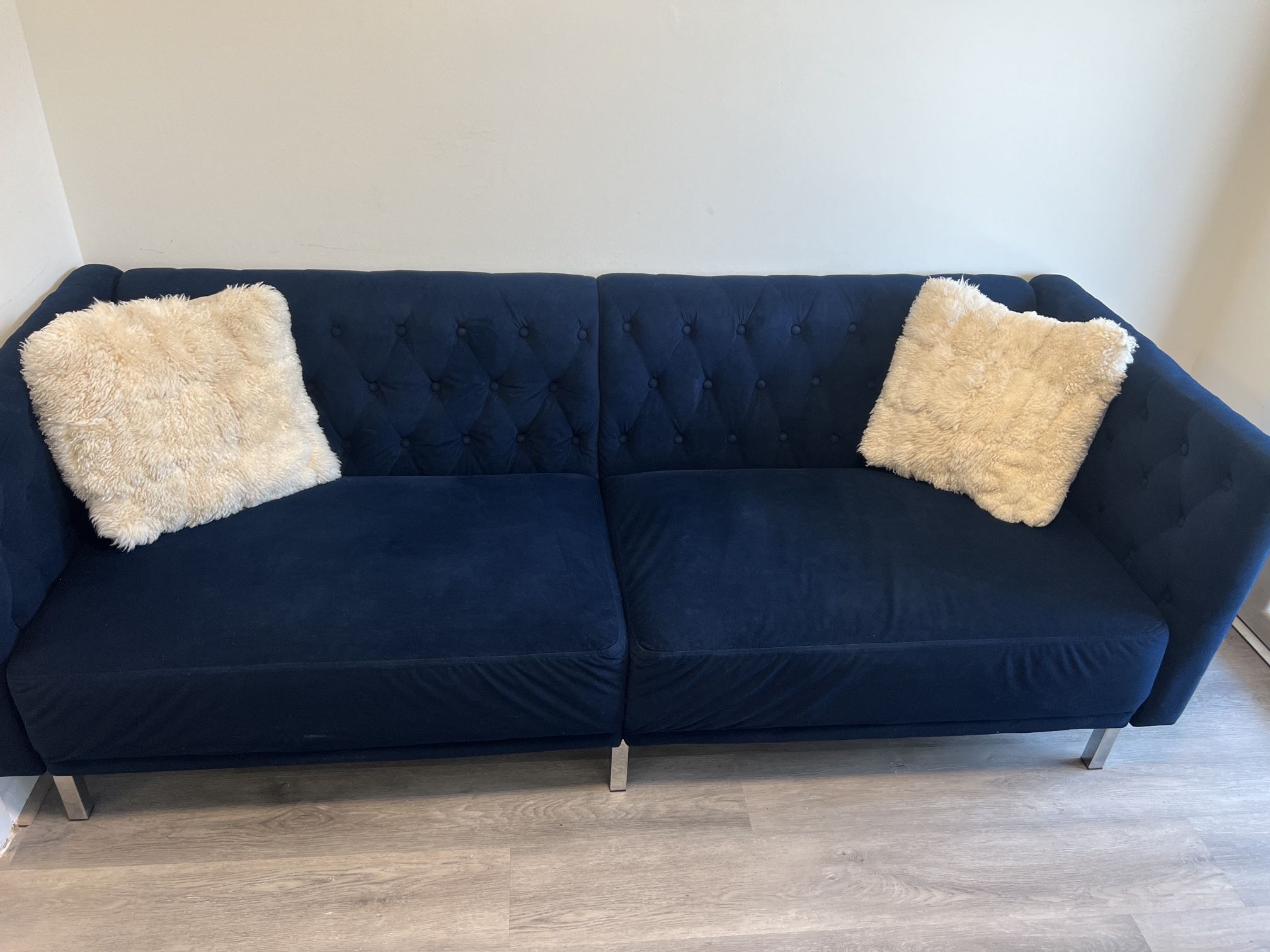Modern Navy Blue Velvet Couch – Stylish & Comfy