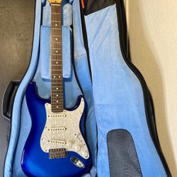 Fender BONNIE RAITT Signature STRATOCASTER – USA – 1(contact info removed). Bleu Electric Guitar Limited Edition With Case.