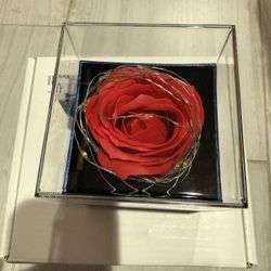 Valentine's Day gift box with glowing, preserved red roses, perfect for women, mothers, wives, anniversaries, and birthdays. Includes a free lucky cha