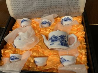 Fine China- famous Tea Pot set! brand new