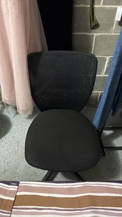 Revolving desk chair