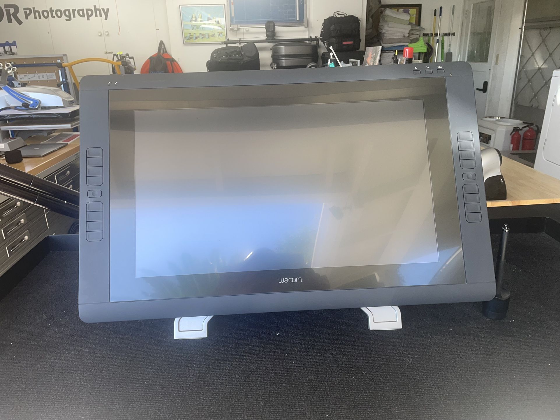 Wacom DTK2200 Cintiq 22HD 21-Inch Pen Display Tablet, Black