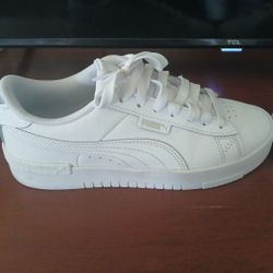 Pumas Size 7 Womens