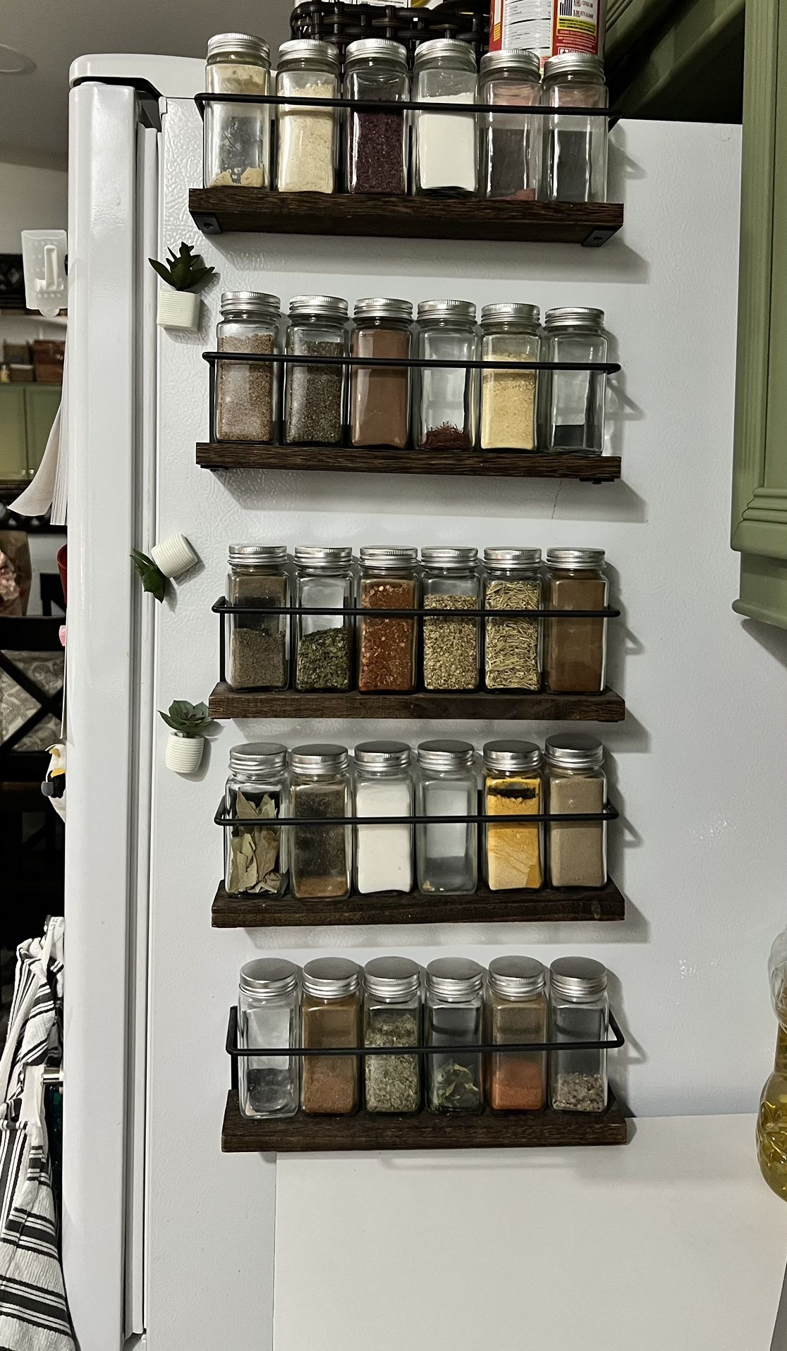 Magnetic Spice Rack with 30 Jars, Steel Funk for Refrigerato Black color with wood They are sent clean
